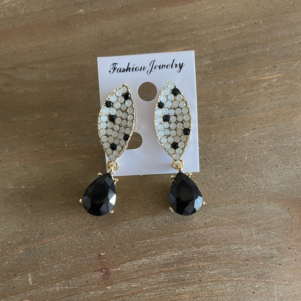 BNWT beaded dangle earrings
